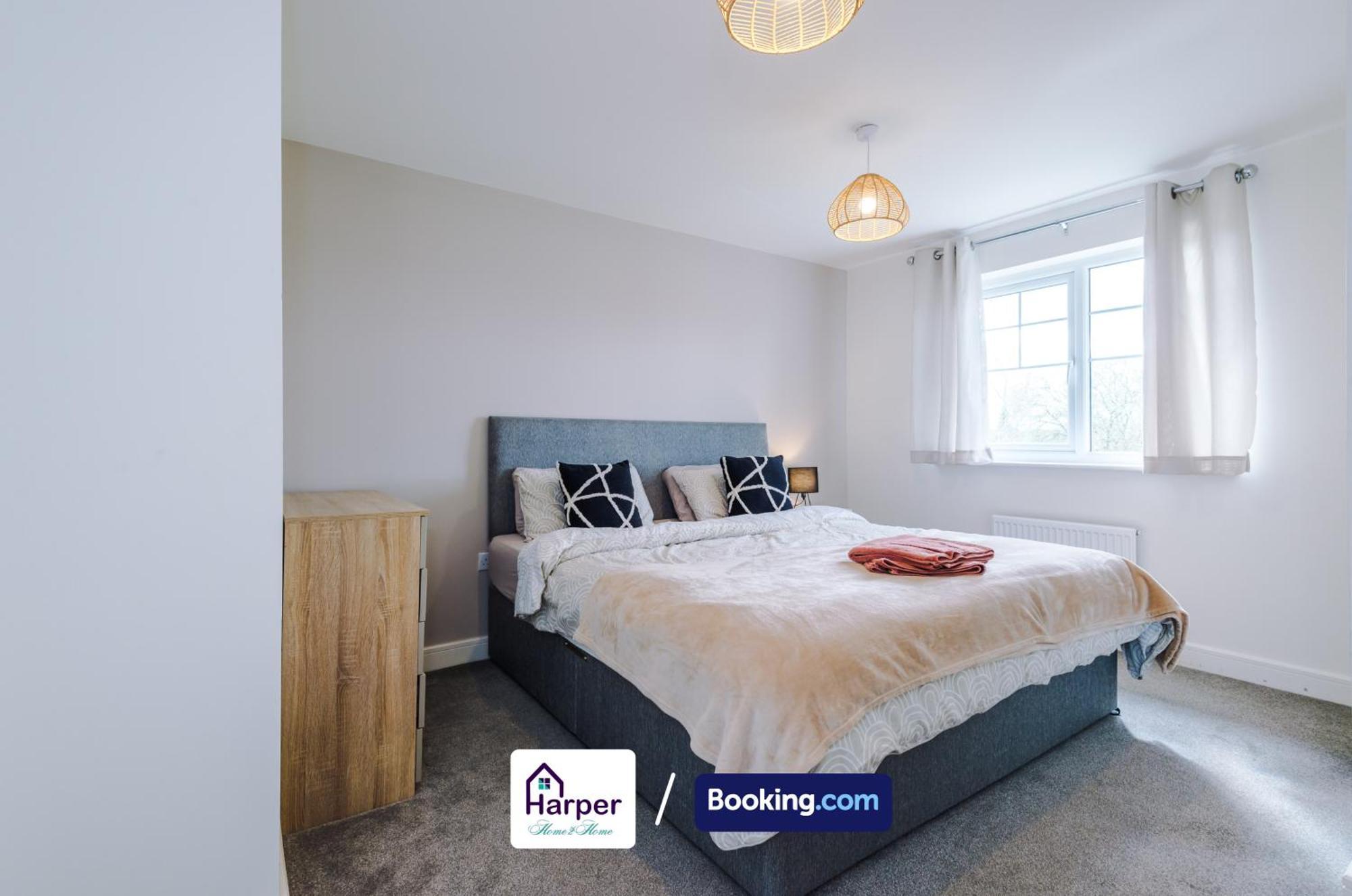 Prime Location 3 Storey By Harperletting Short Lets & Serviced Accommodation Chester With Driveway Long Or Short Stays Hough Green Екстер'єр фото