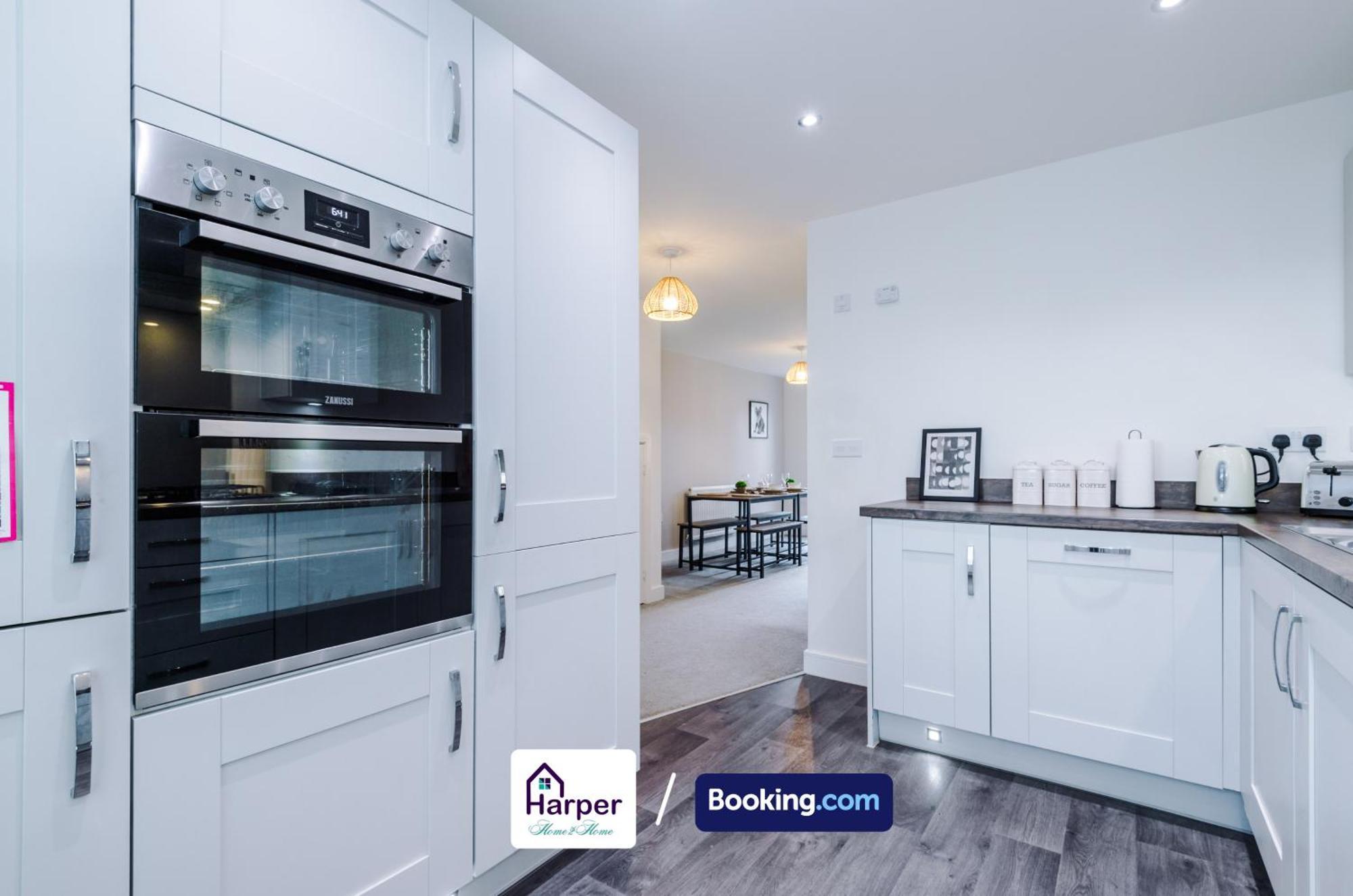 Prime Location 3 Storey By Harperletting Short Lets & Serviced Accommodation Chester With Driveway Long Or Short Stays Hough Green Екстер'єр фото