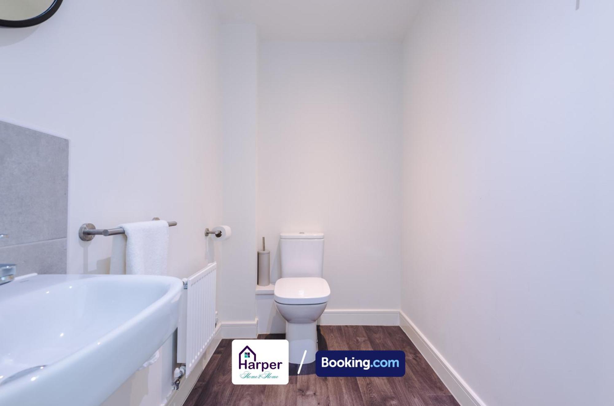 Prime Location 3 Storey By Harperletting Short Lets & Serviced Accommodation Chester With Driveway Long Or Short Stays Hough Green Екстер'єр фото