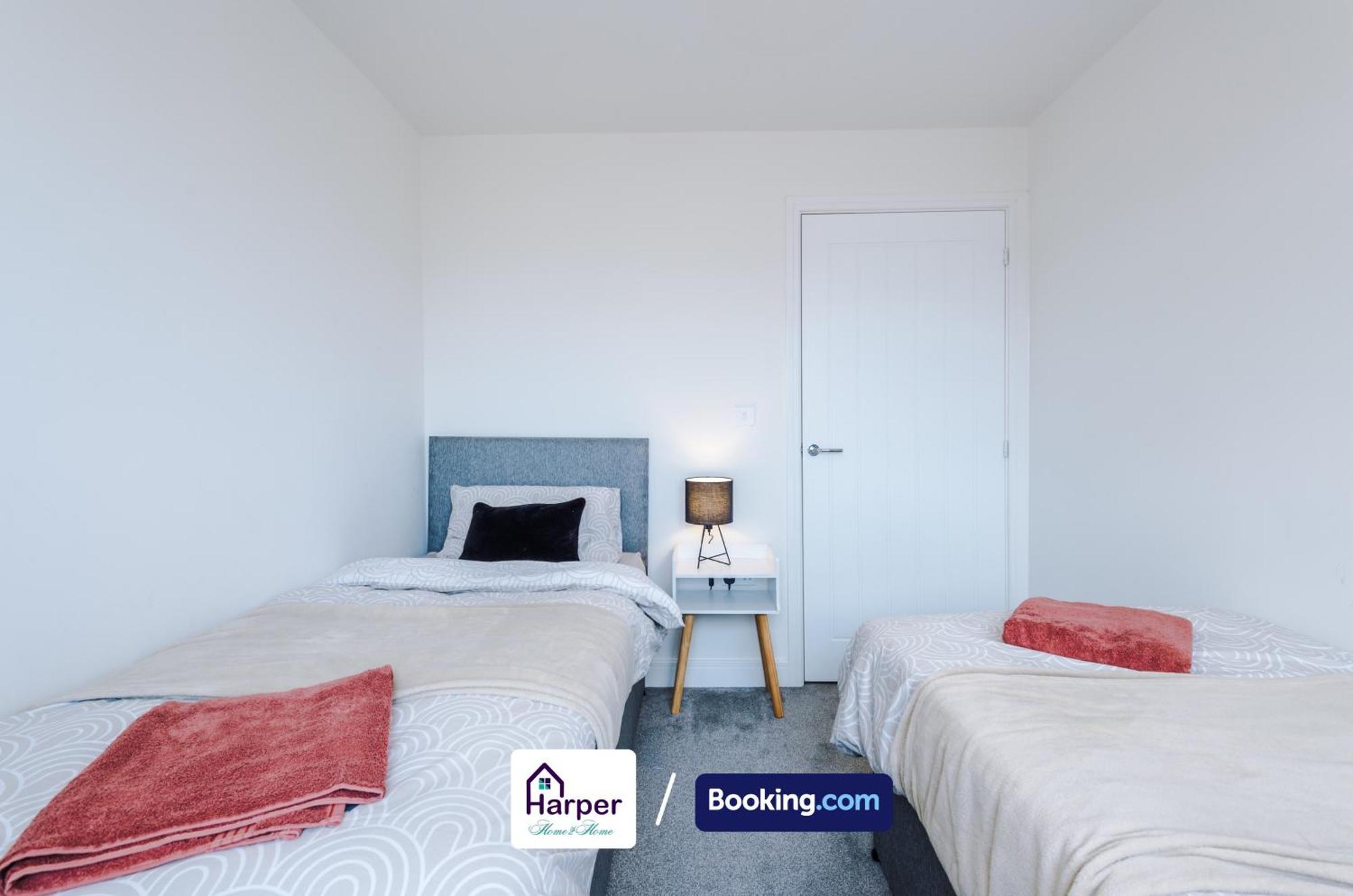 Prime Location 3 Storey By Harperletting Short Lets & Serviced Accommodation Chester With Driveway Long Or Short Stays Hough Green Екстер'єр фото