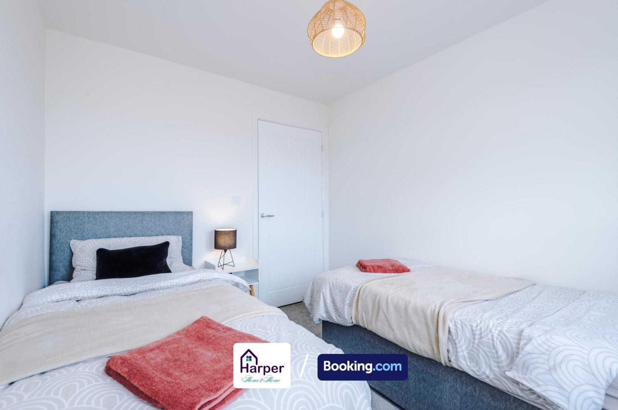 Prime Location 3 Storey By Harperletting Short Lets & Serviced Accommodation Chester With Driveway Long Or Short Stays Hough Green Екстер'єр фото