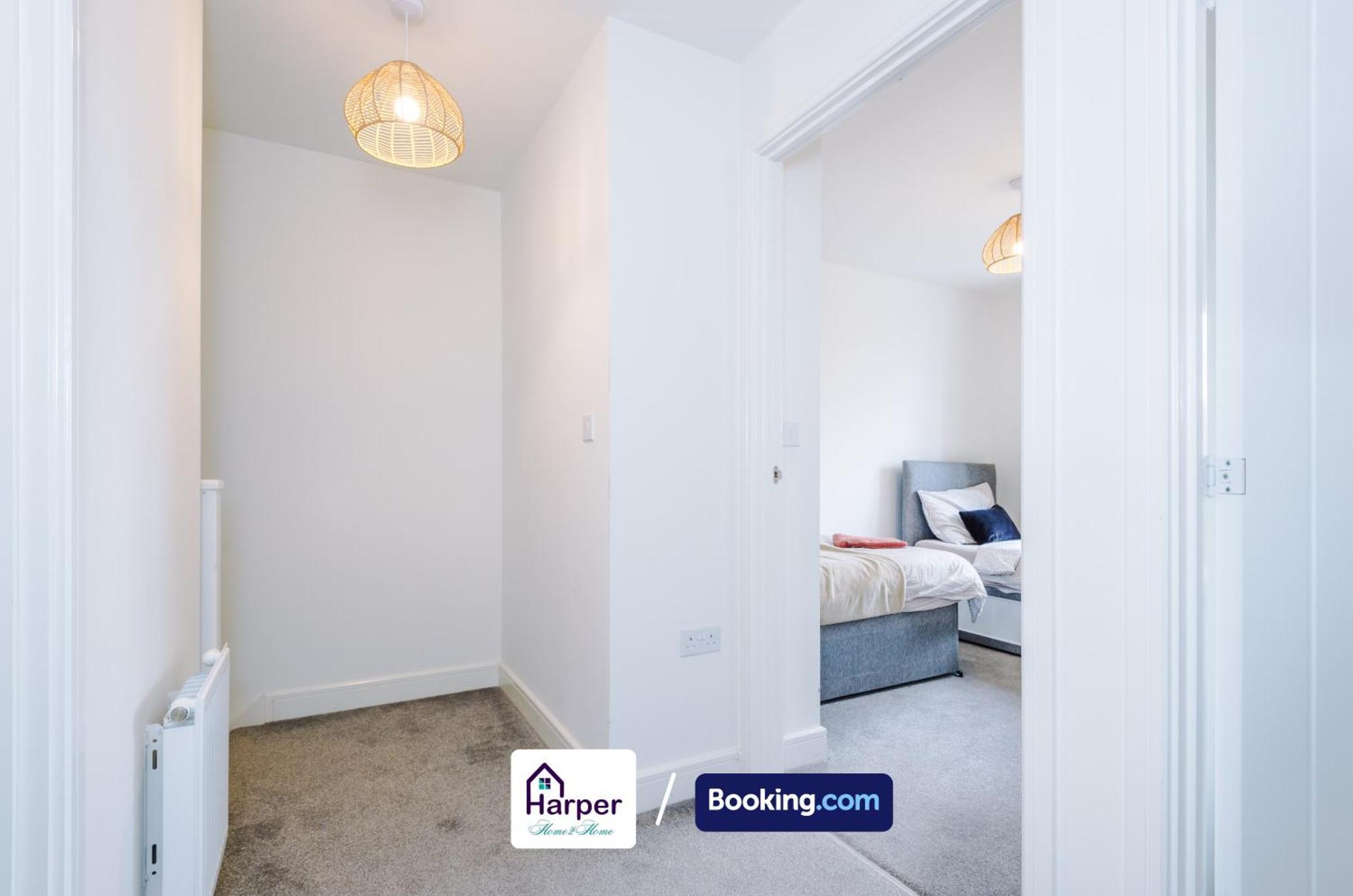 Prime Location 3 Storey By Harperletting Short Lets & Serviced Accommodation Chester With Driveway Long Or Short Stays Hough Green Екстер'єр фото