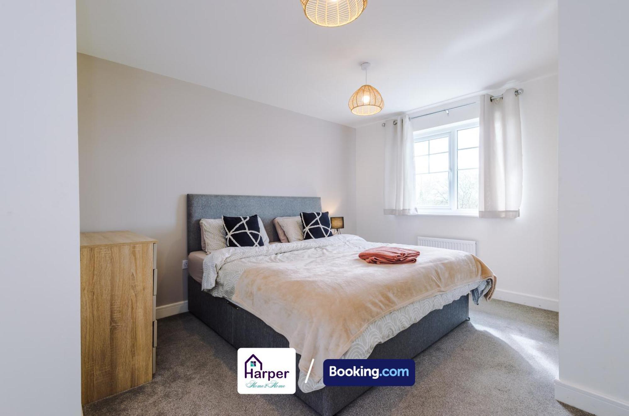 Prime Location 3 Storey By Harperletting Short Lets & Serviced Accommodation Chester With Driveway Long Or Short Stays Hough Green Екстер'єр фото