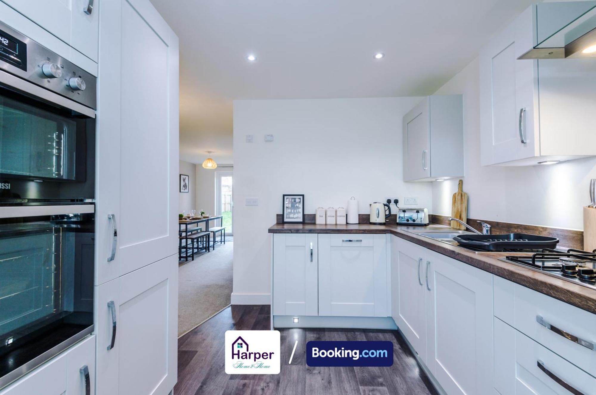 Prime Location 3 Storey By Harperletting Short Lets & Serviced Accommodation Chester With Driveway Long Or Short Stays Hough Green Екстер'єр фото