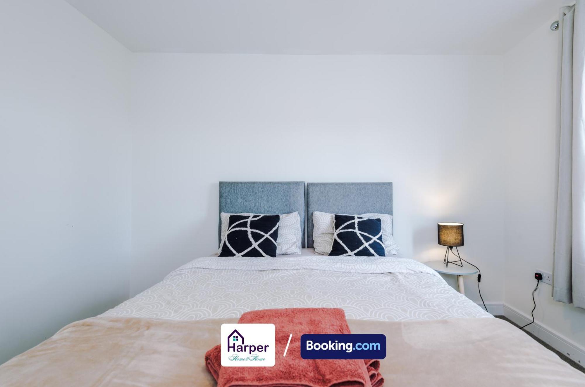 Prime Location 3 Storey By Harperletting Short Lets & Serviced Accommodation Chester With Driveway Long Or Short Stays Hough Green Екстер'єр фото