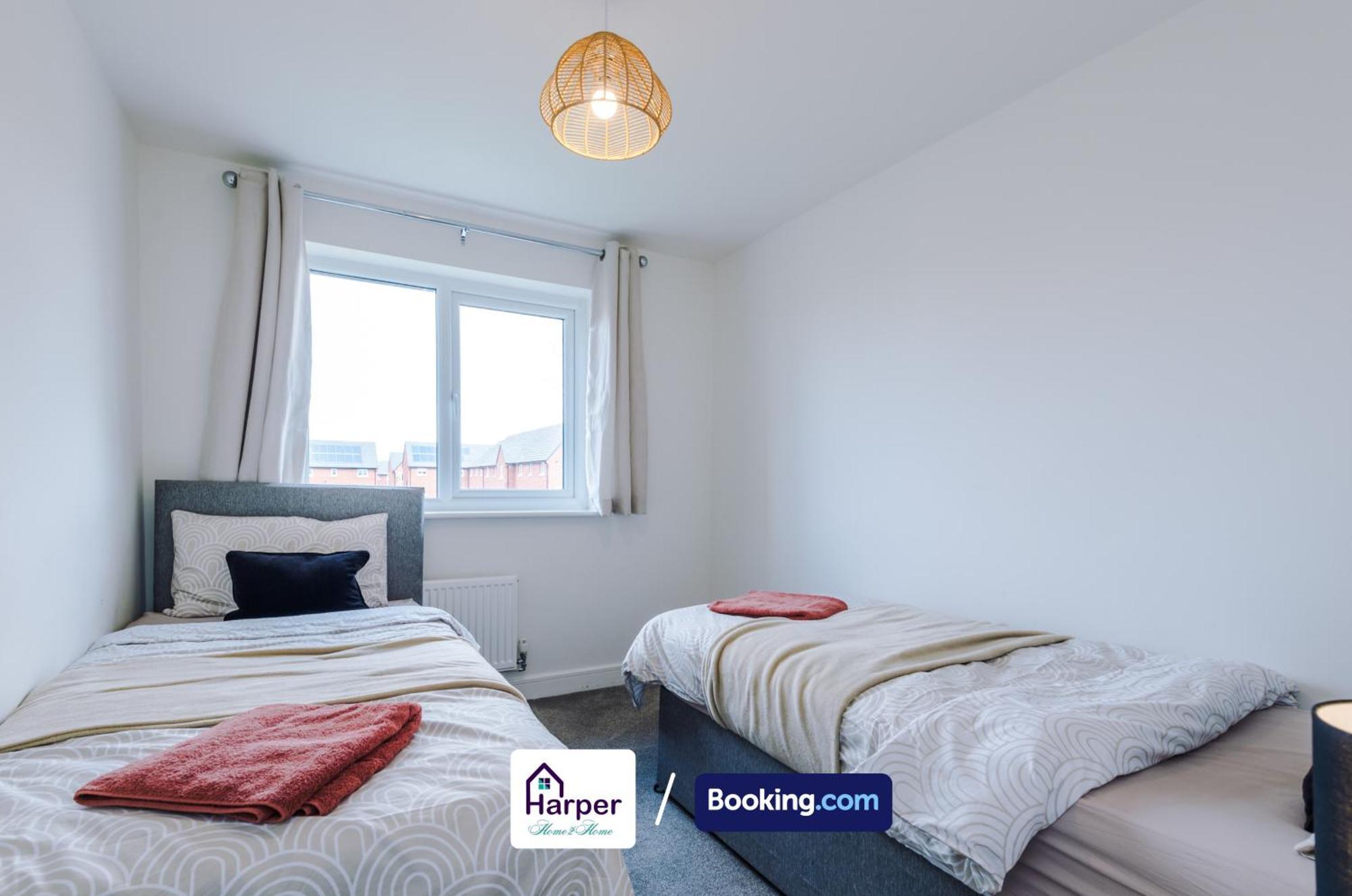 Prime Location 3 Storey By Harperletting Short Lets & Serviced Accommodation Chester With Driveway Long Or Short Stays Hough Green Екстер'єр фото