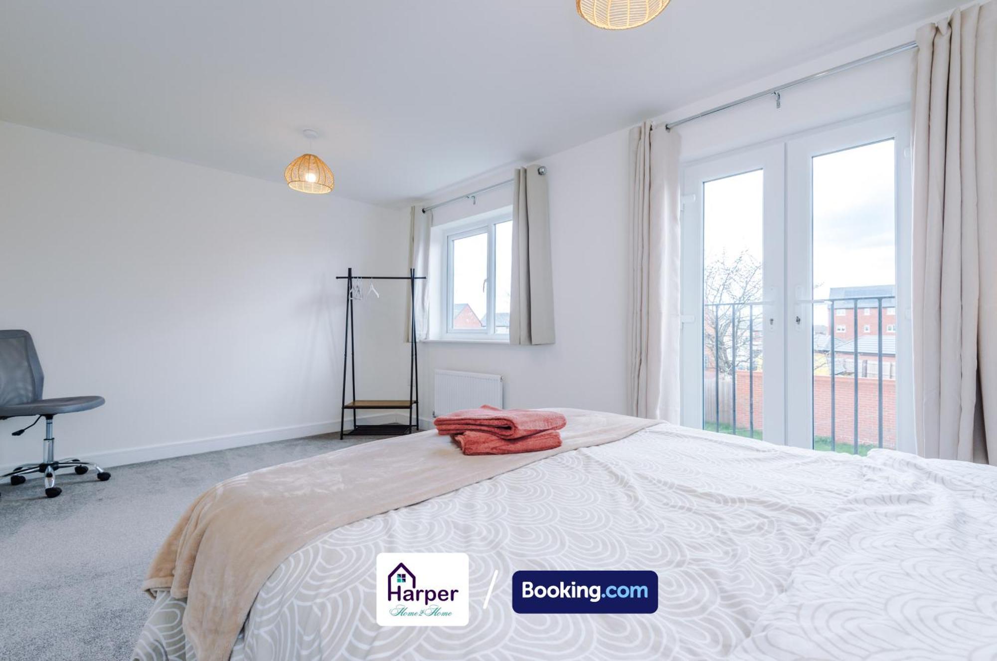 Prime Location 3 Storey By Harperletting Short Lets & Serviced Accommodation Chester With Driveway Long Or Short Stays Hough Green Екстер'єр фото
