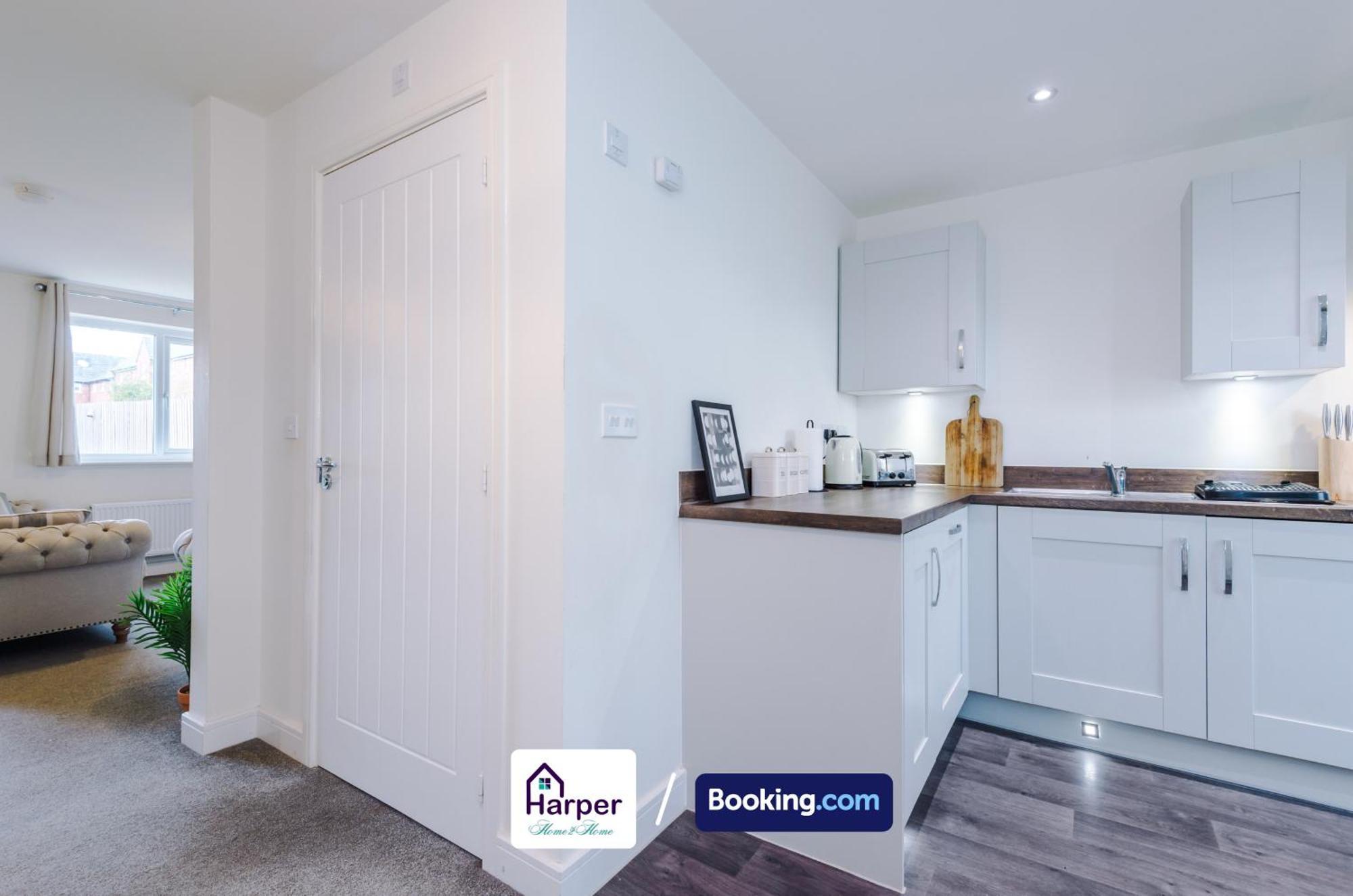Prime Location 3 Storey By Harperletting Short Lets & Serviced Accommodation Chester With Driveway Long Or Short Stays Hough Green Екстер'єр фото