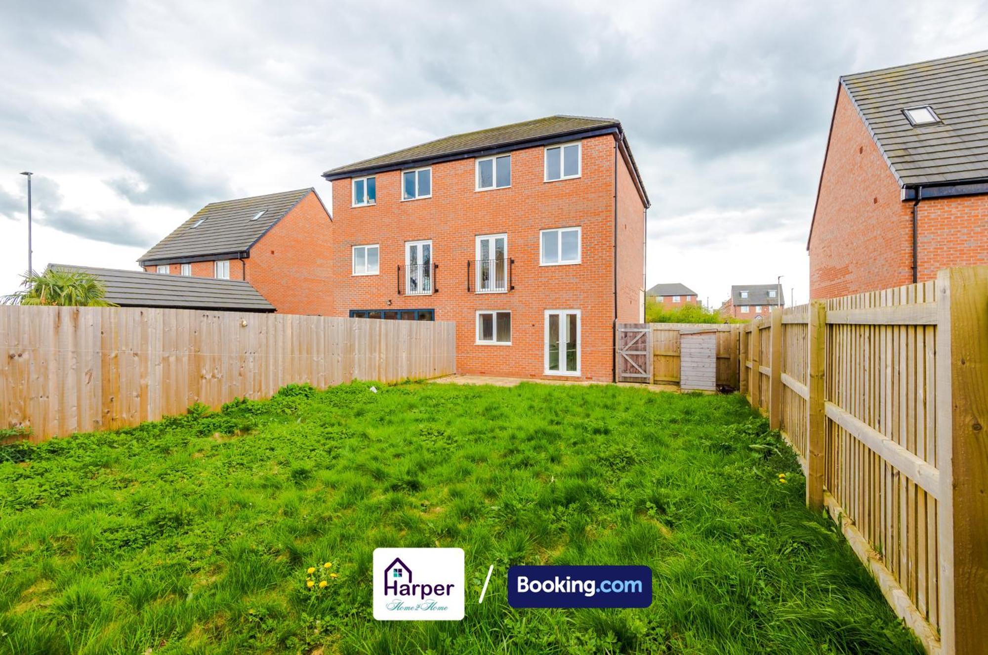 Prime Location 3 Storey By Harperletting Short Lets & Serviced Accommodation Chester With Driveway Long Or Short Stays Hough Green Екстер'єр фото