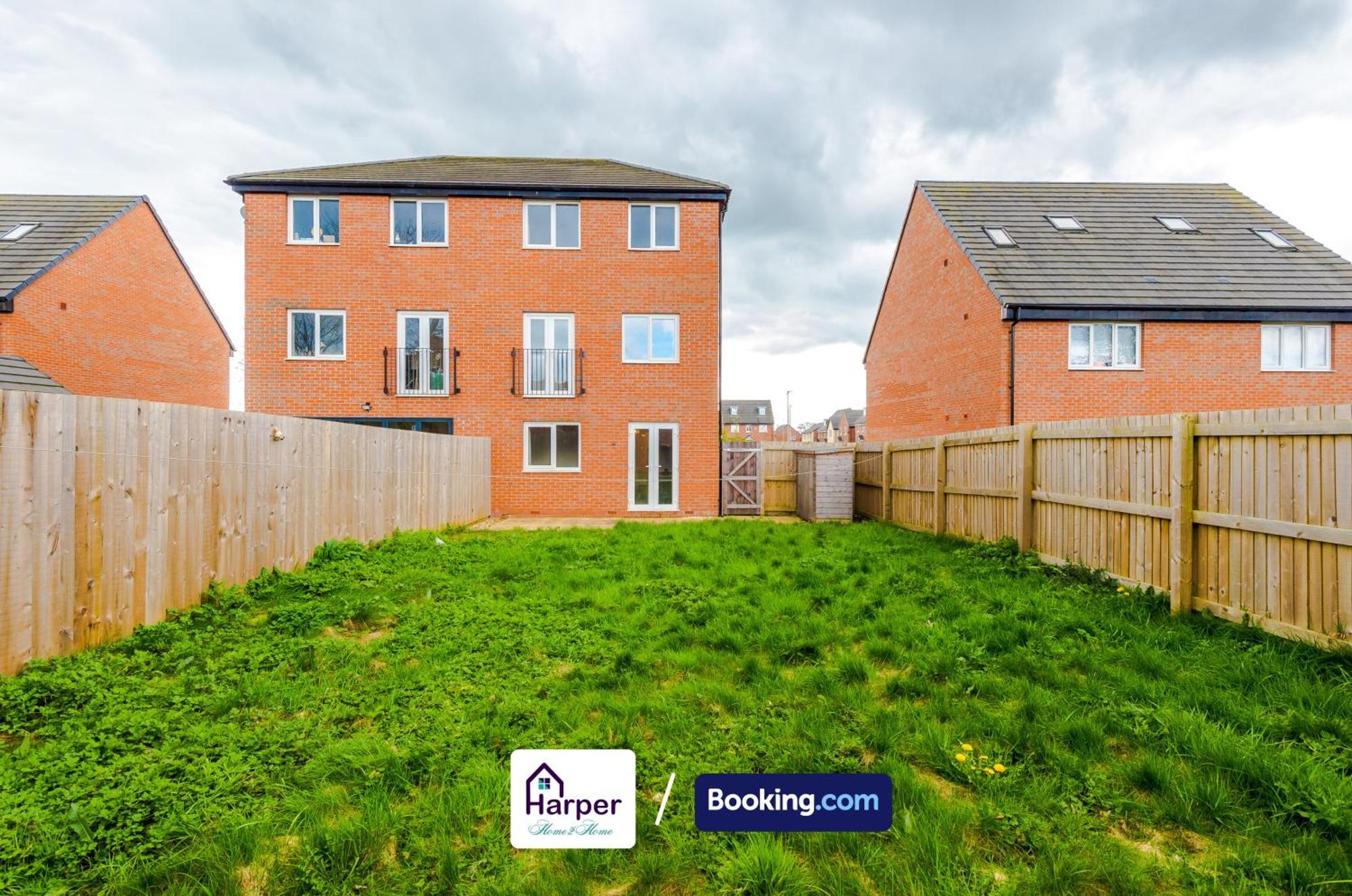 Prime Location 3 Storey By Harperletting Short Lets & Serviced Accommodation Chester With Driveway Long Or Short Stays Hough Green Екстер'єр фото